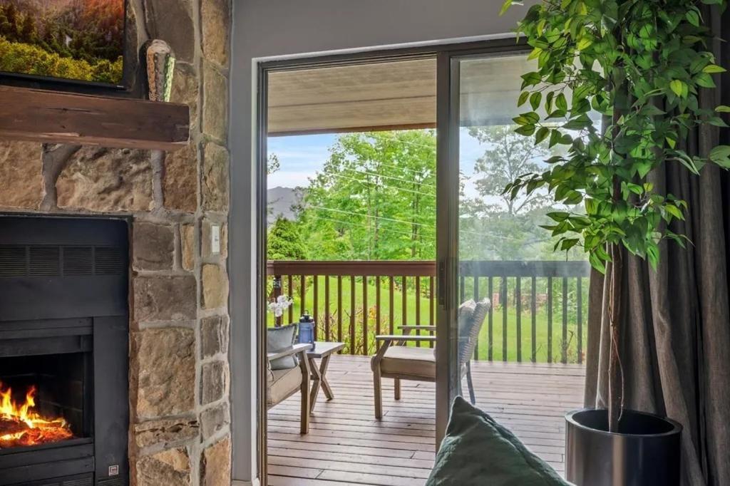 Views & Fireplace - Minutes To Gburg And Ober - Condo Gatlinburg Exteriör bild