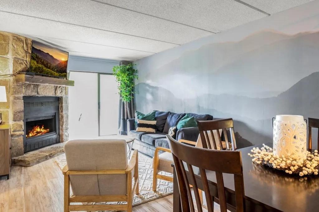 Views & Fireplace - Minutes To Gburg And Ober - Condo Gatlinburg Exteriör bild